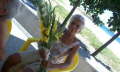 EMOCIONADA GLORINHA EM TARDE  COM FLORES  PARA IEMANJ 29122009
